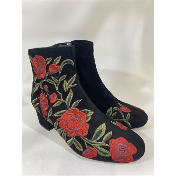 Comfortview Women's Sidney Bootie Embroidered Red Roses Black Velour Sz 7.5 Wide - Picture 5 of 14